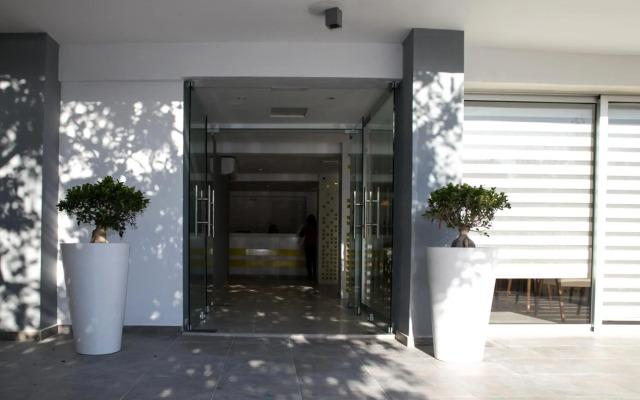 Flora Maria Hotel & Annex Apartments
