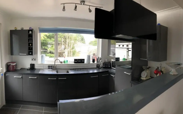 Limegrove, Comfortable Three Bedroom House