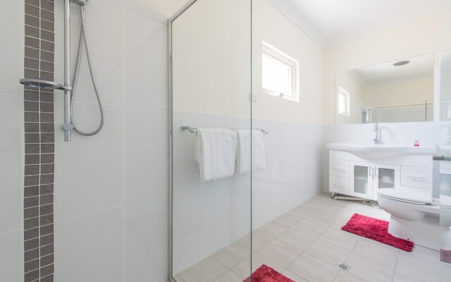 The Oasis - 6 Turnberry Drive, Links Lady Bay