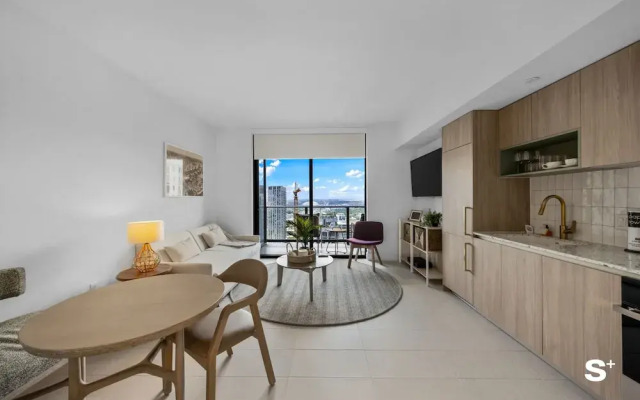 Luxe 1-BR with Stunning Downtown Views