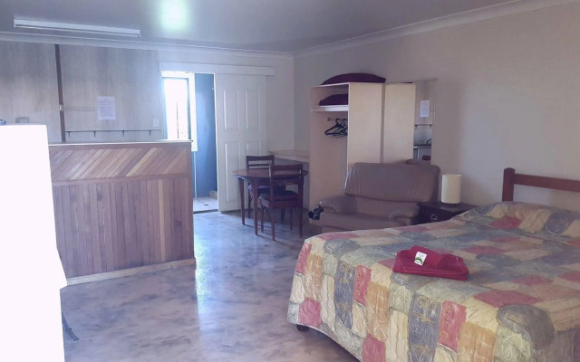 Bronco Motor Inn