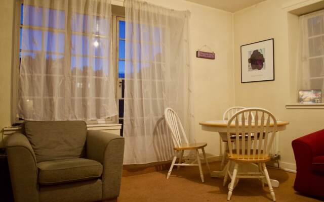 Cosy 2 Bedroom Flat off the Royal Mile