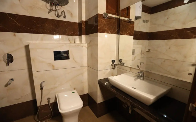 Hotel Starex Opp. Artemis Hospital