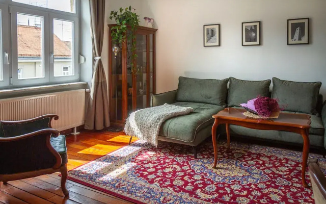 Chic Antique Dana Zagreb center view