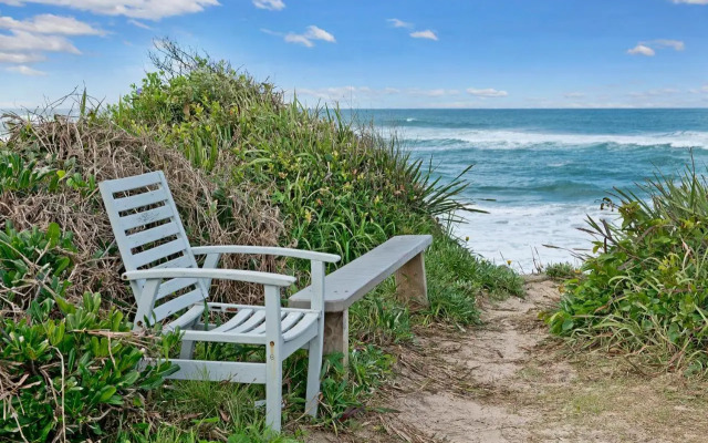 Middle Rock Beach House - Beach Front, Lake Cathie