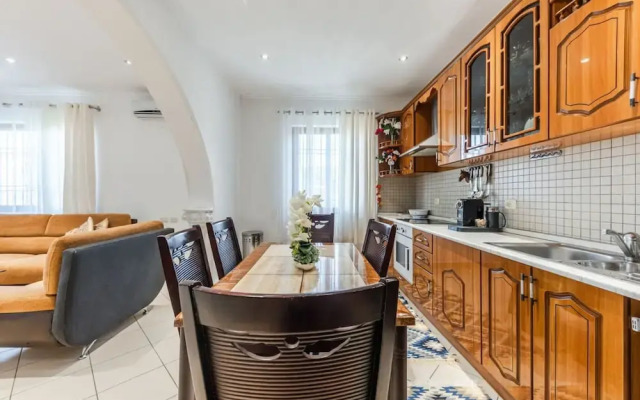 Authentic Lake View Apartment