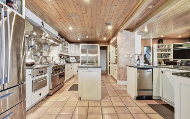 7BR 5 5BA Spicewood Sanctuary by RedAwning