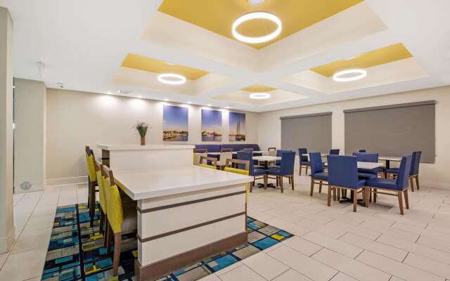 La Quinta Inn & Suites by Wyndham NE Long Beach/Cypress