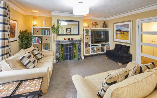 Host Stay Muggles Mews