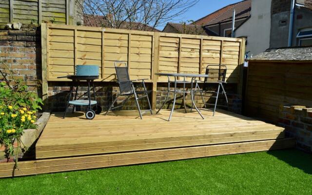 Charming 2 Bedroom House With Terrace