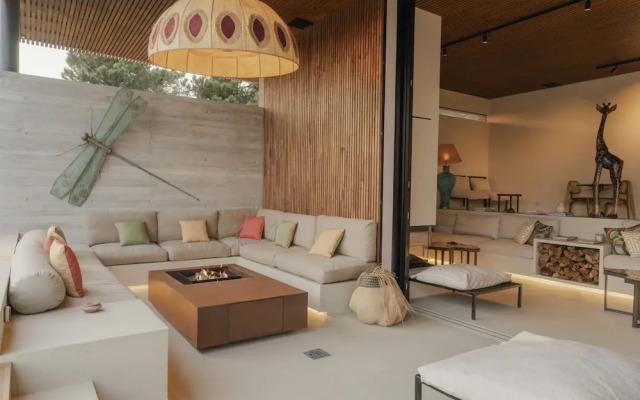 CL M Villa Retreat by Cadenzalux