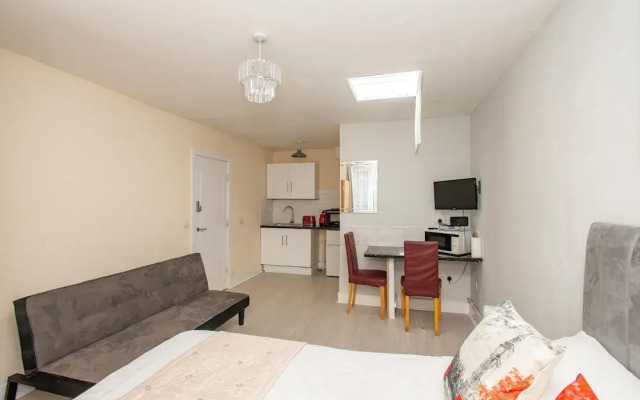 Newly Refurbished Studio, 20 Mins to London Bridge