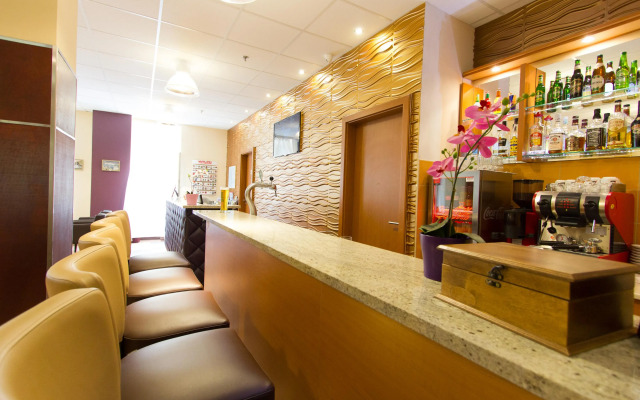 Six Inn Hotel