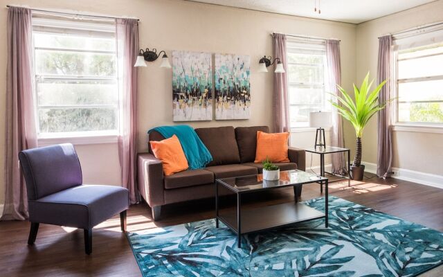 1 BR with Parking next to Bay and Shopping by Frontdesk