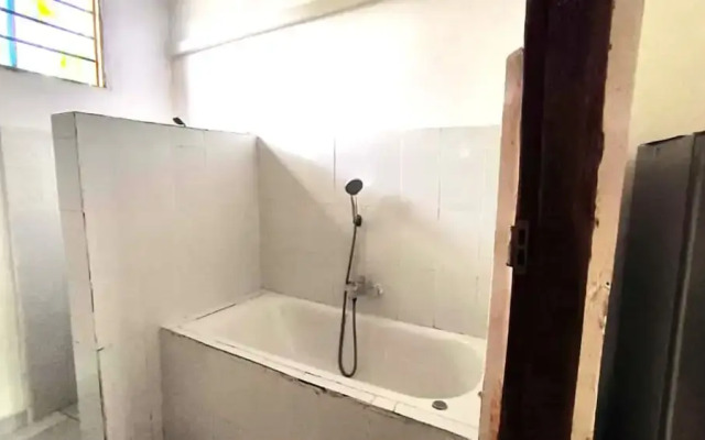 zanzllywood hotel and apartments