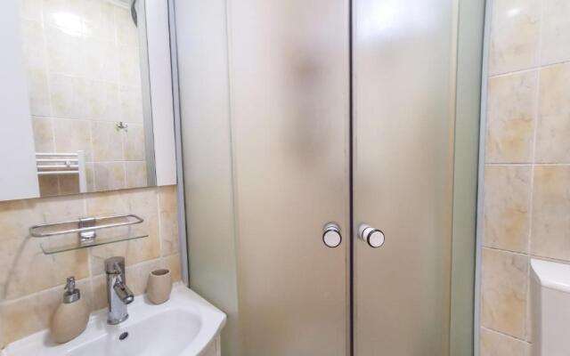 Charming Modern Apartment, Minutes from Downtown