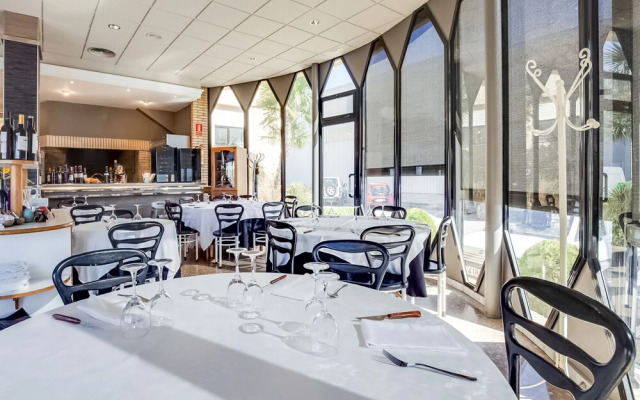OYO Hotel Restaurante Blanc I Negre 2