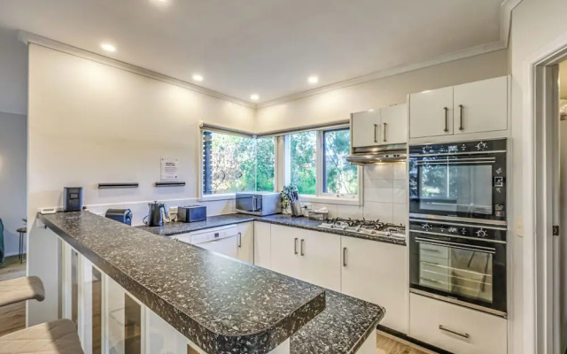 StayAU Gorgeous 5BR BBQ Home Geelong