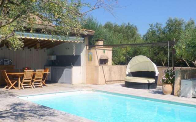 Cozy Villa in Roquemaure France With Private Swimming Pool