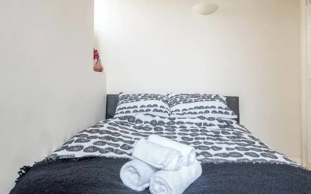 JOIVY Charming 1 Bed Flat, Sleeps 4