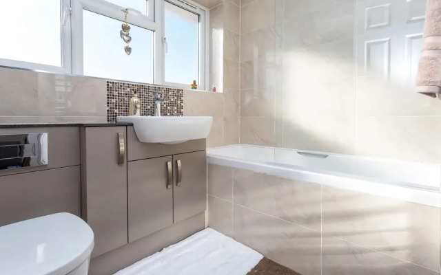 Fabulous 3-bed House, Close to Station