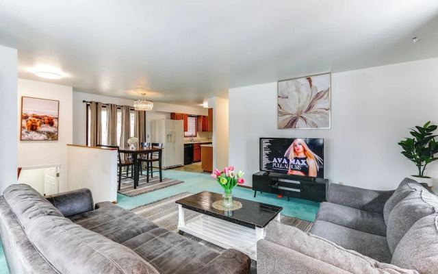 Near Dtwn & Pioneer Park: Fairbanks Home w/ Deck!