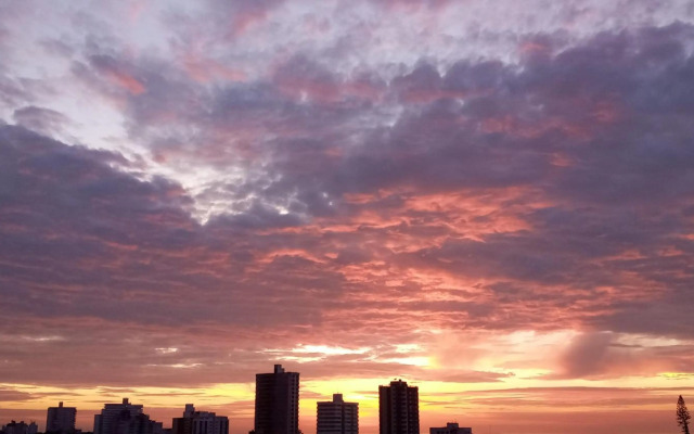 Apartamento com Internet e garagem FREE ! PRAIA GRANDE