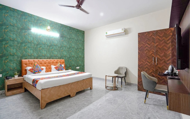 Fabhotel Divine & Banquet