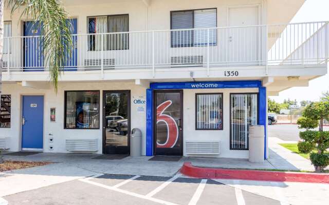 Motel 6 Bakersfield, CA - Convention Center