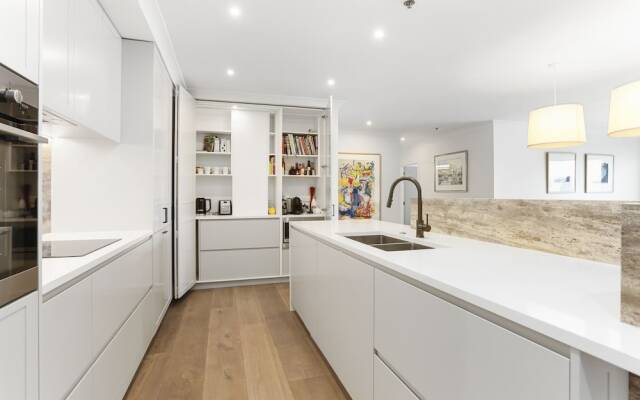 Light and spacious w incredible harbour views