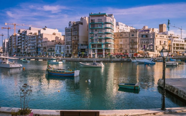Magnificent Sunny Seafront Apart Sliema