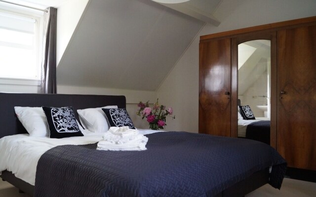 Luxurious, Detached Holiday Home Right by the Water
