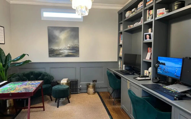Gorgeous 3 Bedroom Home in Quaint Southfields