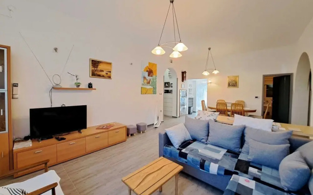 Spacious Urban Retreat Apartment With Terrace