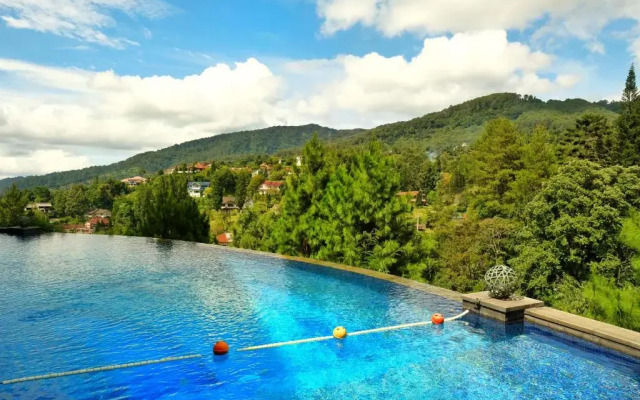 The Grand Hill Bistro Cafe & Resort Hotel