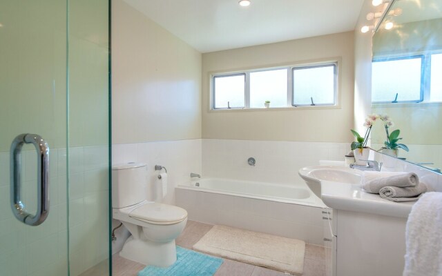Auckland Campbell’s Bay Seaside Retreat