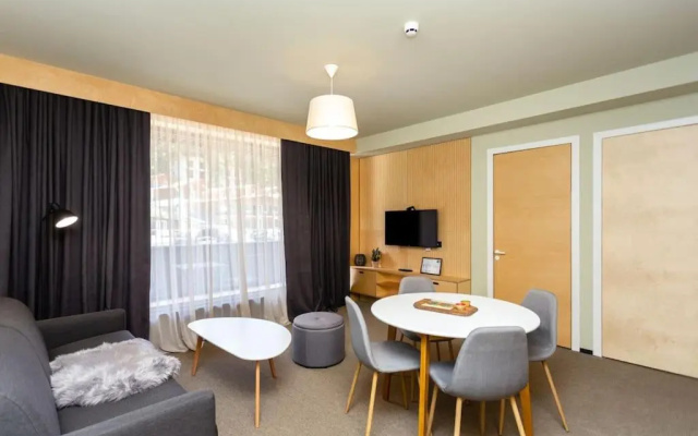 2BR apt with a furnished balcony 2 min to Kokhta