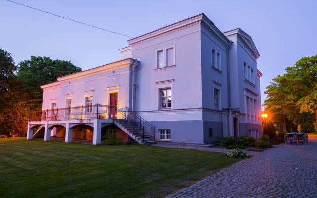 Saka Manor