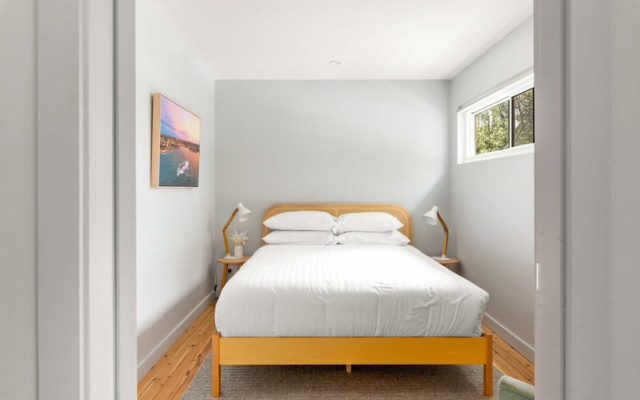 Modern 1-bed Pad Minutes Away From Beach – Guest Rooms – Sydney