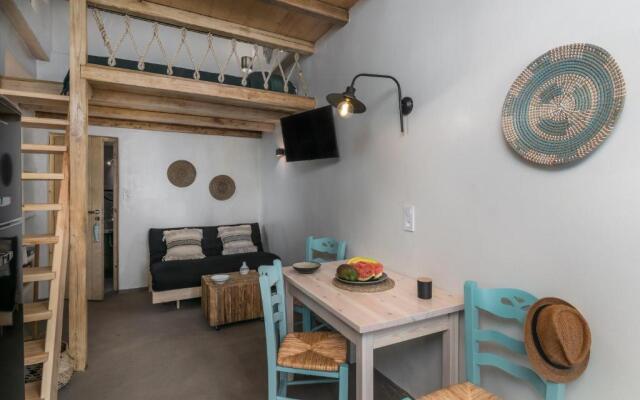 Turquoise Boathouse in Klima II