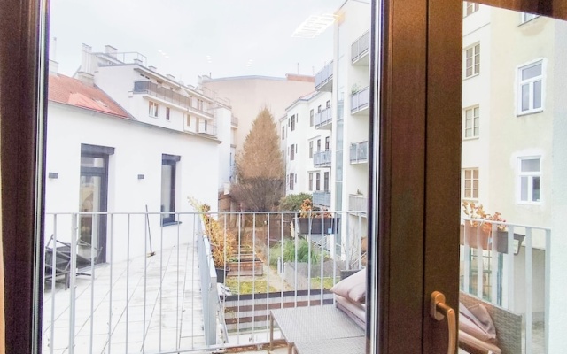Cozy Apartment with Free Parking