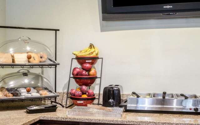 Econo Lodge University