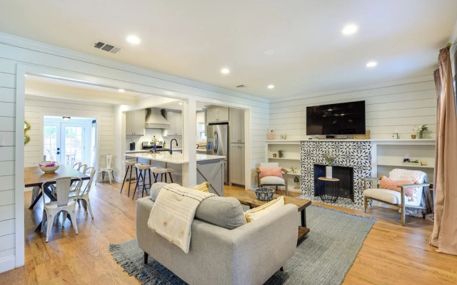 Pecan Blue Frisco Home w/ Private Yard & Hot Tub