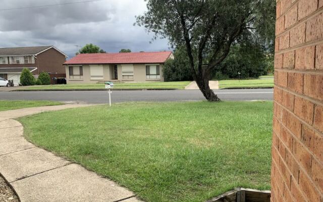 Cheerful 3 bedroom house with free parking