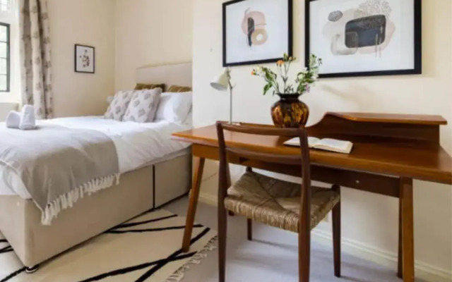 The Woking Wonder Captivating 3bdr Flat With Parking