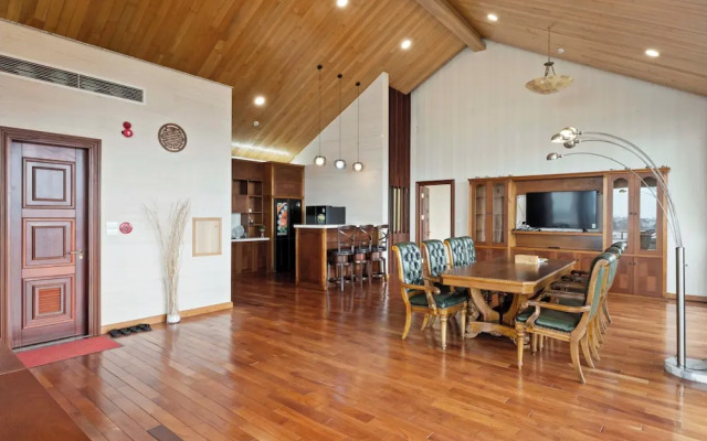 Moon West Lake Residence