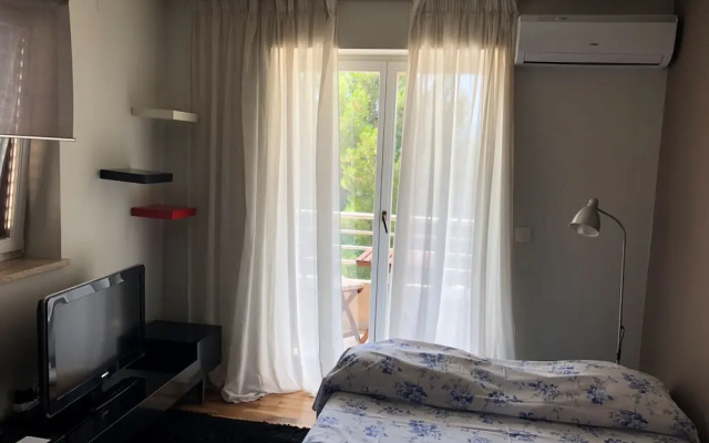 Gorgeous Biserka Apartment near the sea