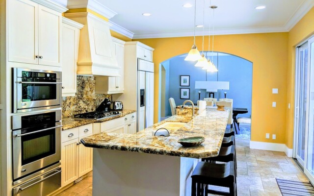 Palm River Estate - Five Bedroom Home
