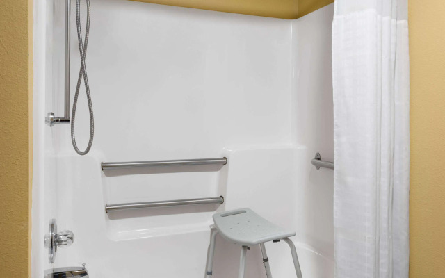 Super 8 by Wyndham Dyersville near Field of Dreams