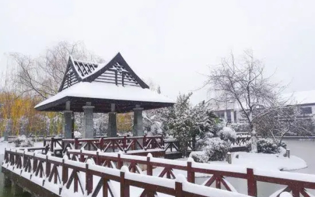 Pujin Hotel (Wuhan High Speed Railway Station Happy Valley Branch)